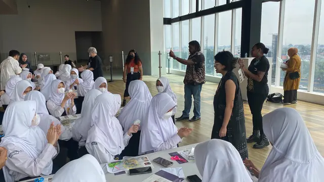 Seniman Australia Ajarkan Siswa SMP Membuat Karya Seni Pukat Ikan