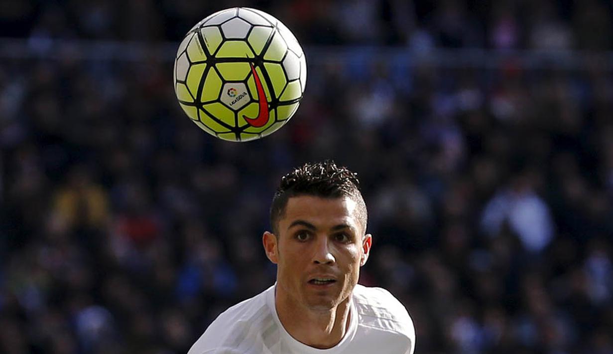 Bintang Real Madrid, Cristiano Ronaldo, mengontrol bola saat laga La Liga Spanyol melawan Atletico Madrid di Stadion Santiago Bernabeu, Spanyol, Sabtu (27/2/2016). (Reuters/Sergio Perez)