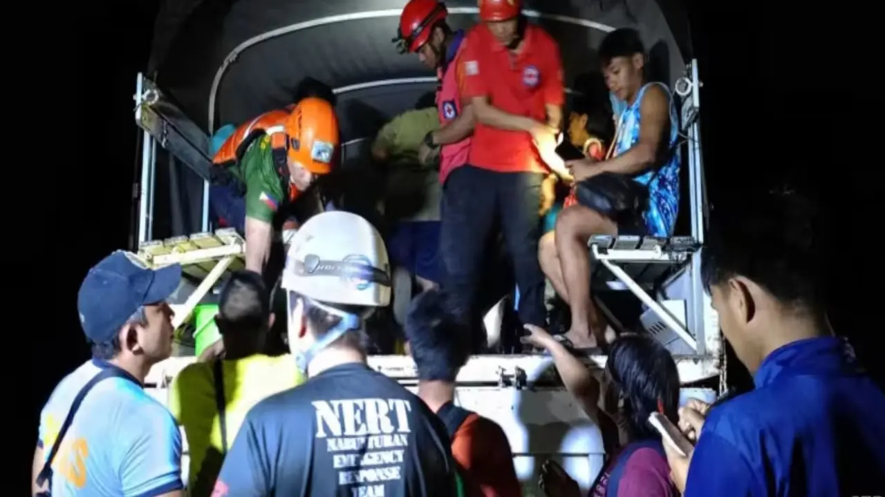 Operasi pencarian dan penyelamatan korban tanah longsor di Kota Maco, Provinsi Davao de Oro. (Handout/Palang Merah Filipina - Davao de Oro Chapter/AFP)