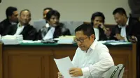 Terdakwa kasus dugaan korupsi proyek Hambalang, Anas Urbaningrum, menyiapkan nota pembelaan yang akan dibacakan dalam sidang di Pengadilan Tipikor Jakarta, (18/9/2014). (Liputan6.com/Helmi Fithriansyah)