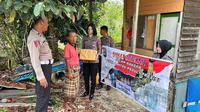 Anggota Dirlantas Polda Kaltara memberikan bantuan kepada warga kurang mampu di Tanjung Selor, Kabupaten Bulungan.