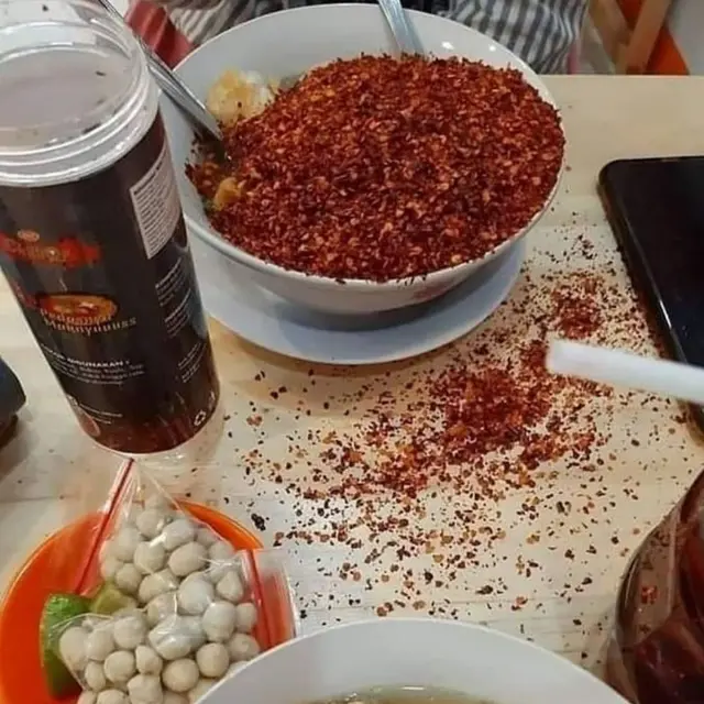 10 Momen saat Mau Makan Mi Ini Apes Banget, Bikin Geregetan