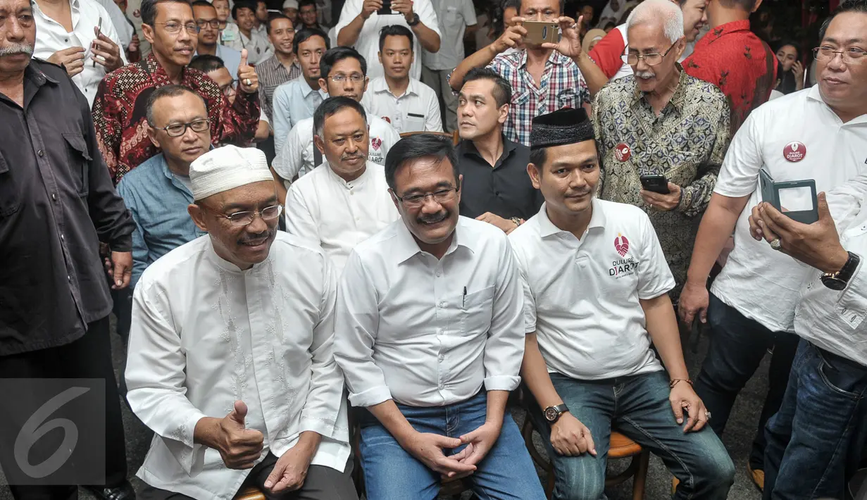Cawagub DKI, Djarot Saiful Hidayat berpose bersama relawan saat Deklarasi Relawan Dulure Djarot di Jakarta, Rabu (5/10). Relawan Dulure Djarot berasal dari berbagai macam latar belakang profesi. (Liputan6.com/Yoppy Renato)