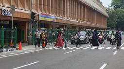 Pemerintah Provinsi (Pemprov) DKI Jakarta berkolaborasi dengan PT KAI hari ini membuka pagar pembatas sekaligus melakukan uji coba memasang pelican crossing di sisi timur Stasiun Cikini. (merdeka.com/Arie Basuki)