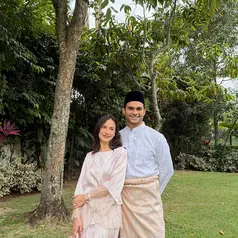 Lewat unggahan terbaru di media sosial, keduanya tampil kompak mengenakan busana bernuansa Melayu yang sederhana namun tetap elegan. Penampilan mereka pun langsung mencuri perhatian karena terlihat serasi dengan nuansa warna lembut yang menenangkan. [@pevpearce].