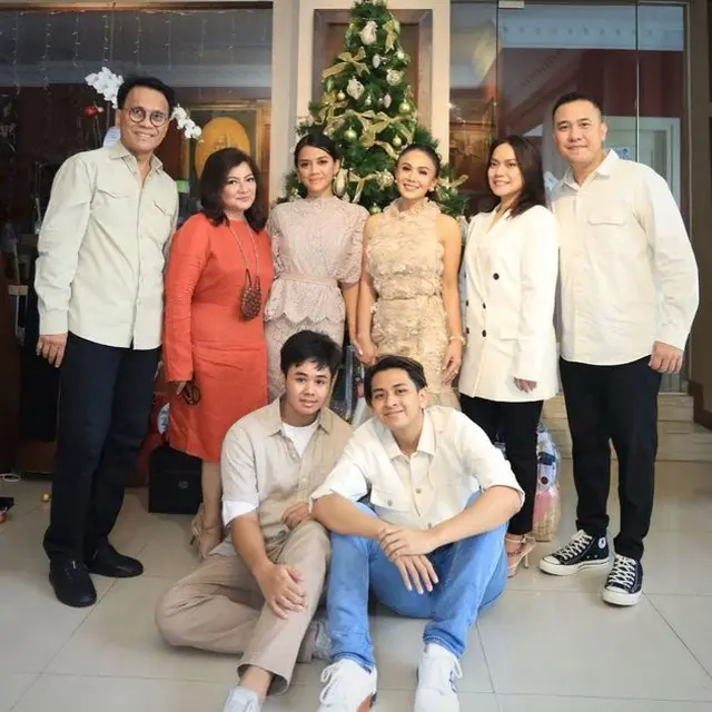 6 Momen Yuni Shara Rayakan Natal 2021 Bareng Mantan Suami, Tetap Kompak