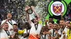 Pemain West Ham United Declan Rice mengangkat trofi setelah memenangkan pertandingan sepak bola final UEFA Europa Conference League antara Fiorentina melawan West Ham United di Eden Arena, Praha, Republik Ceko, Rabu (7/6/2023). West Ham United menang 2-1. (AP Photo/Petr David Josek)