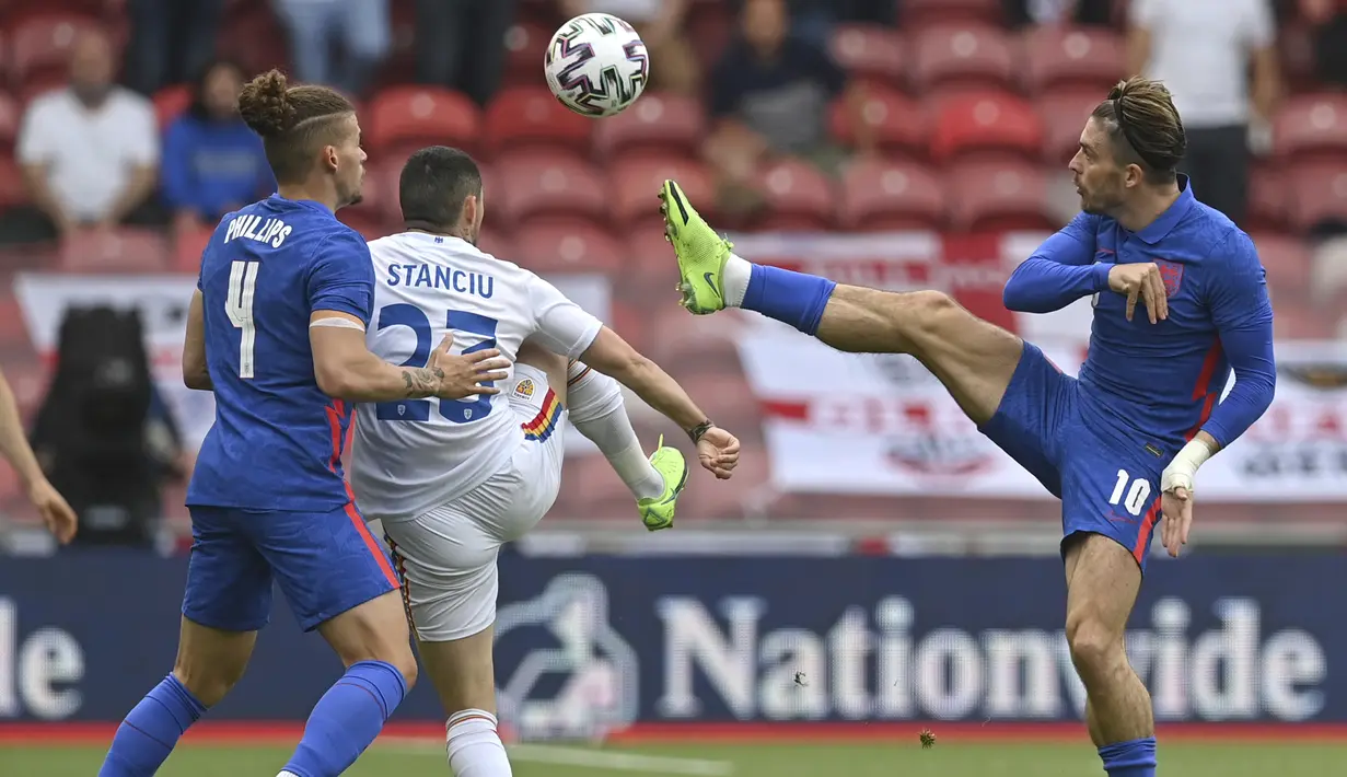 Striker Inggris, Jack Grealish (kanan) berebut bola dengan gelandang Rumania, Nicolae Stanciu dalam laga uji coba menjelang berlangsungnya Euro 2020 di Riverside Stadium, Middlesbrough, Minggu (6/6/2021). Inggris menang 1-0 atas Rumania. (AP/Paul Ellis/Pool)