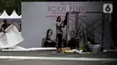 Sejumlah pekerja menyelesaikan pengerjaan di area Stadion Utama Gelora Bung Karno (SUGBK), Jakarta, Jumat (10/3/2023). Jelang konser girl band asal Korea Selatan, Blackpink, SUGBK ditutup sementara untuk umum dari tanggal 10-12 Maret 2023. (Liputan6.com/Johan Tallo)