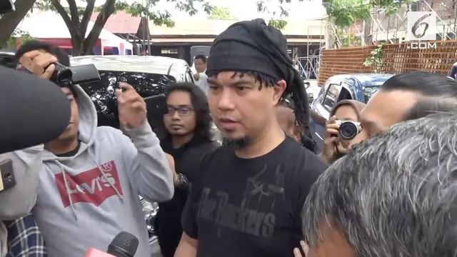 Berkas kasus pencemaran nama baik Ahmad Dhani dilimpahkan kepada Kejari Surabaya.