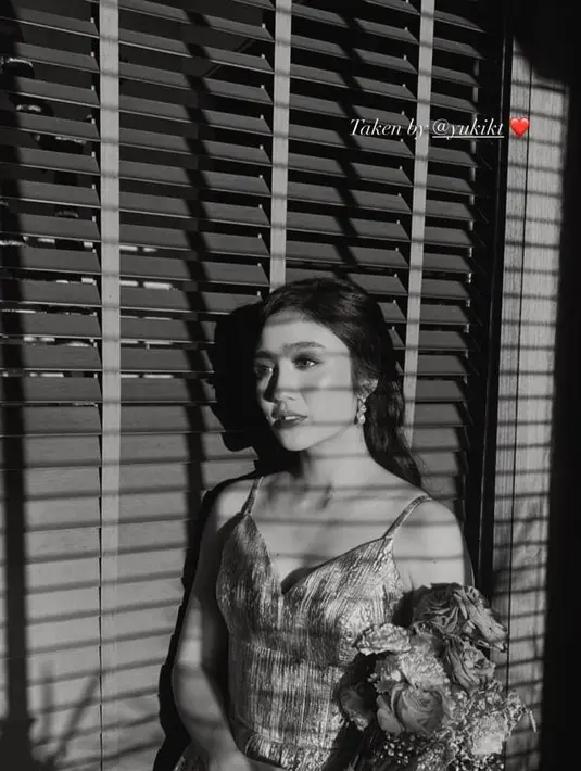 Febby Rastanty yang juga menjadi bridesmaid turut mengenakan dress senada seperti Mila. [Foto: IG/febbyrastanty].