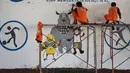 Tiga mural maskot Asian Games 2018 bergambar Bhin Bhin, Atung dan Kaka menghiasi kolong Jembatan Layang Tol Bintaro, Jakarta, Senin (13/8). Mural tersebut dibuat untuk sosialisasi dan mendukung perhelatan Asian Games. (Liputan6.com/Fery Pradolo)