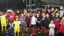 Sejumlah penonton meramaikan laga puncak Liga Bola Indonesia yang mempertemukan Villa 2000 melawan Indocement. (Bola.com/Vitalis Yogi Trisna)