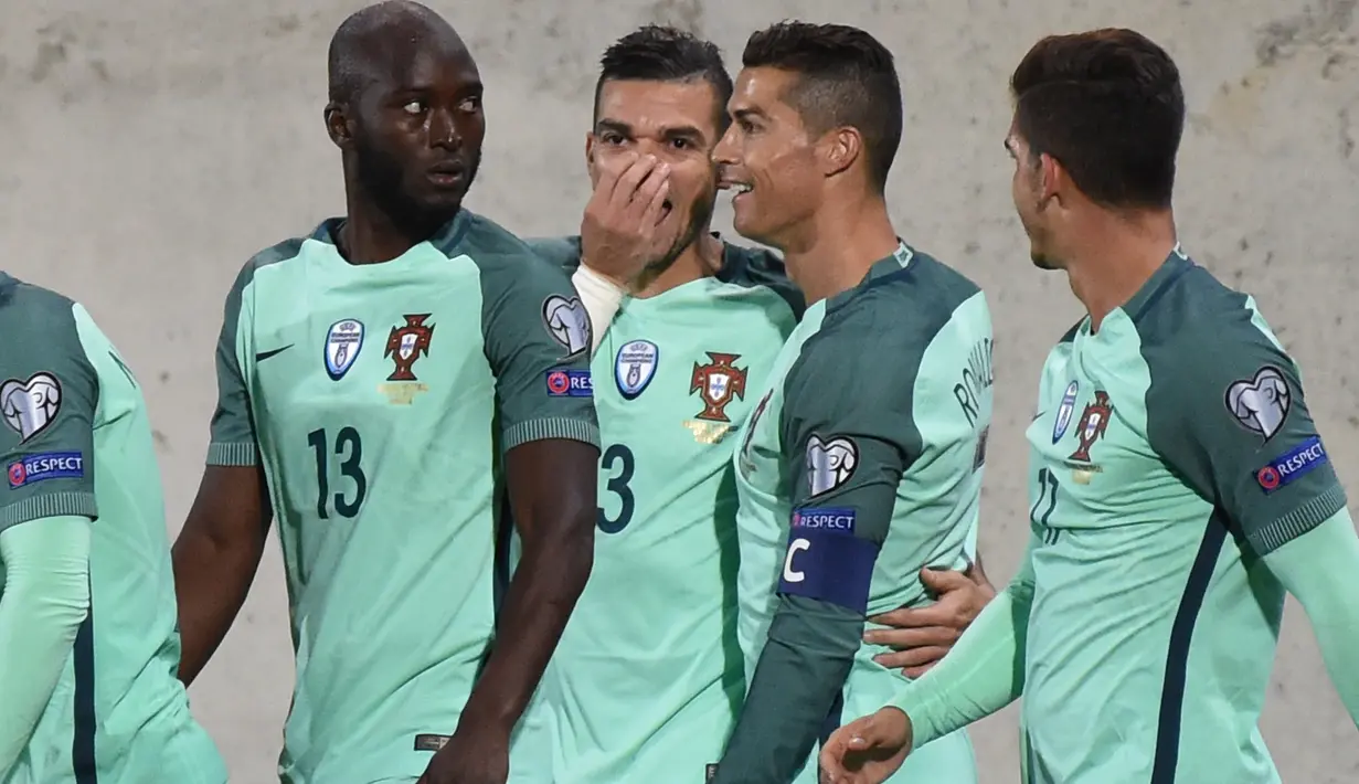 Pemain timnas Portugal, Cristiano Ronaldo dan rekan setimnya merayakan kemenangan atas Andorra pada Kualifikasi Piala Dunia 2018 di Stadion Nasional Andorra, Minggu (8/10). Portugal menang 2-0 lewat gol Ronaldo dan Andre Silva. (PASCAL PAVANI/AFP)