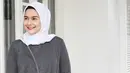 Sejak memutuskan berhijab pada beberapa tahun lalu, penampilan Sonya Fatmala semakin modis dan menarik untuk ditiru. Terlebih dengan gaya hijabnya yang simple namun kekinian dan patut ditiru. (Instagram/Sonyafatmala)