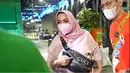 <p>Mama Rieta makan di pinggir Jalan. (Youtube/Hobby Makan)</p>