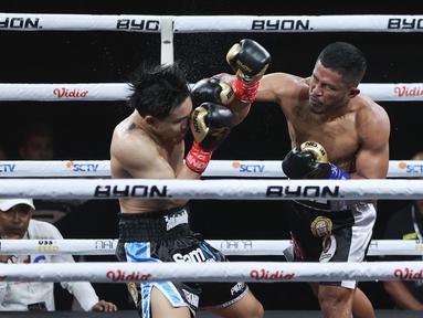 Jemz Mokoginta saat melawan Pawitchaya dalam pertarungan BYON Madness 2025 di Stadion 6 Emtek City, Jakarta Barat, Sabtu (30/8/2025). (Bola.com/M Iqbal Ichsan)