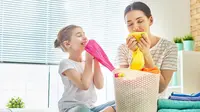 Ilustrasi ibu dan anak mencium aroma wangi dari pakaian yang baru dicuci/Shutterstock-Yuganov Konstantin.