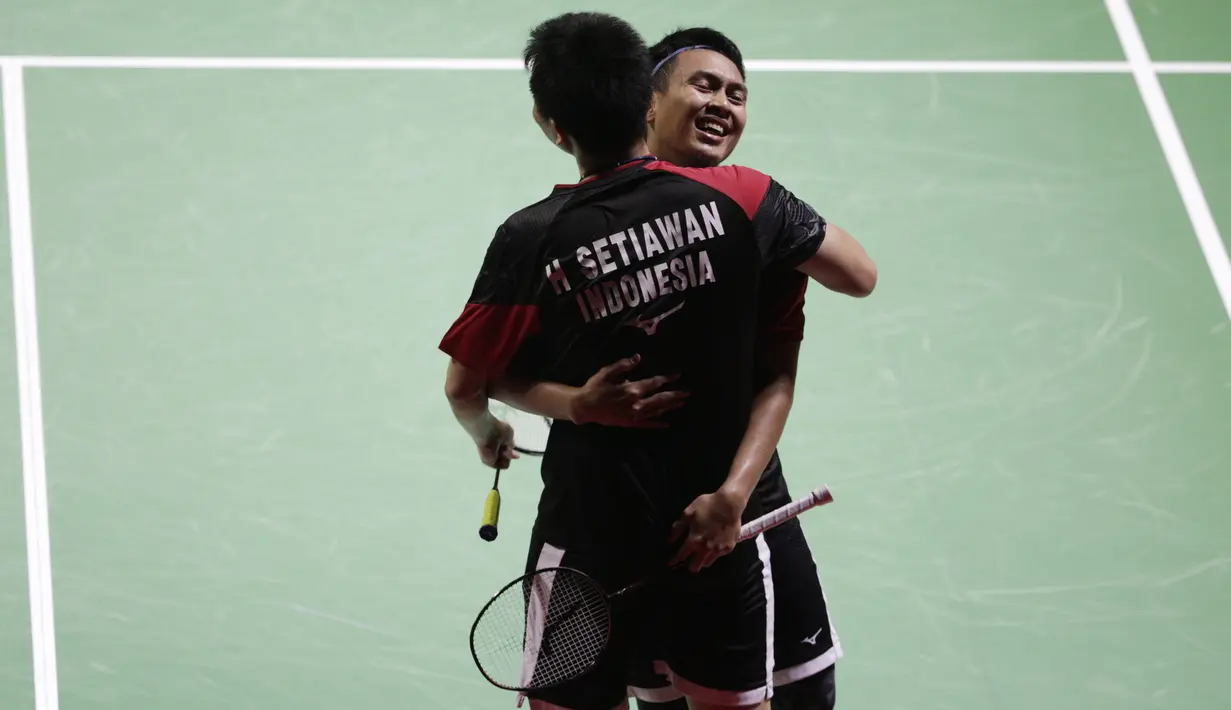 Ganda putra Indonesia, Hendra Setiawan / Mohammad Ahsan, merayakan kemenangan atas Yuta Watanabe / Hiroyuki Endo, pada Indonesia Open 2019 di Istora Senayan, Jumat (19/7). Hendra / Ahsan menang 21-15 9-21 22-20. (Bola.com/Vitalis Yogi Trisna)