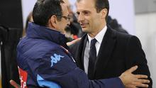 Pelatih Juventus Massimiliano Allegri (kanan) berpelukan dengan Maurizio Sarri seusai pertandingan di Juventus Stadium, Minggu (14/2/2016) dini hari WIB. (Reuters/Juan Medina)