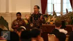 Presiden Jokowi  memberikan arahan pada acara silaturahmi dengan Teladan Nasional di Istana Negara, Jakarta, (18/8). Dalam pidatonya Presiden memotivasi para teladan nasional untuk senantiasa bergerak membangun bangsa. (Liputan6.com/Faizal Fanani) 