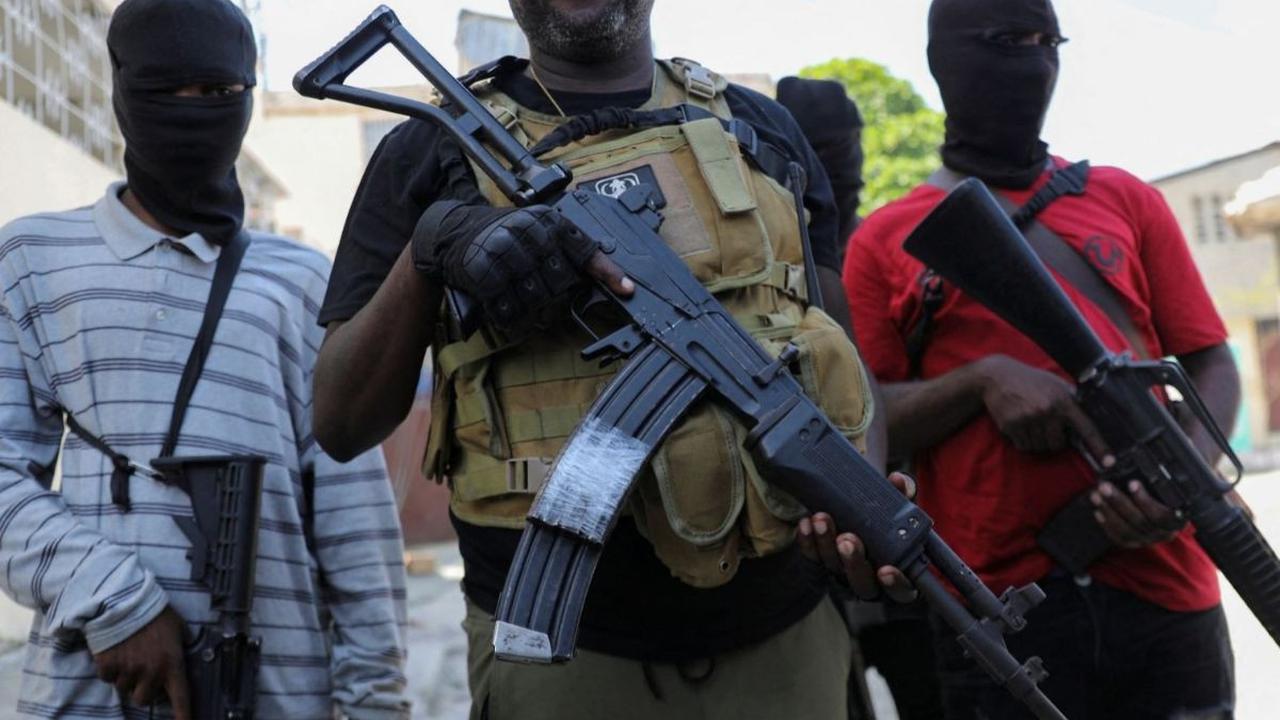Jimmy "Barbecue" Cherizier, mantan petugas polisi dan juga sebagai pemimpin aliansi geng 'G9', berdiri diapit oleh anggota gengnya saat konferensi pers di Delmas 6, Port-au-Prince, Haiti 5 Maret 2024. Foto: REUTERS / Ralph Tedy Erol