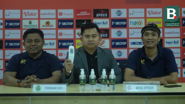 Ketua Panpel  Tira Persikabo, Mandala Putra tengah menujukan alat pengecek suhu badan.