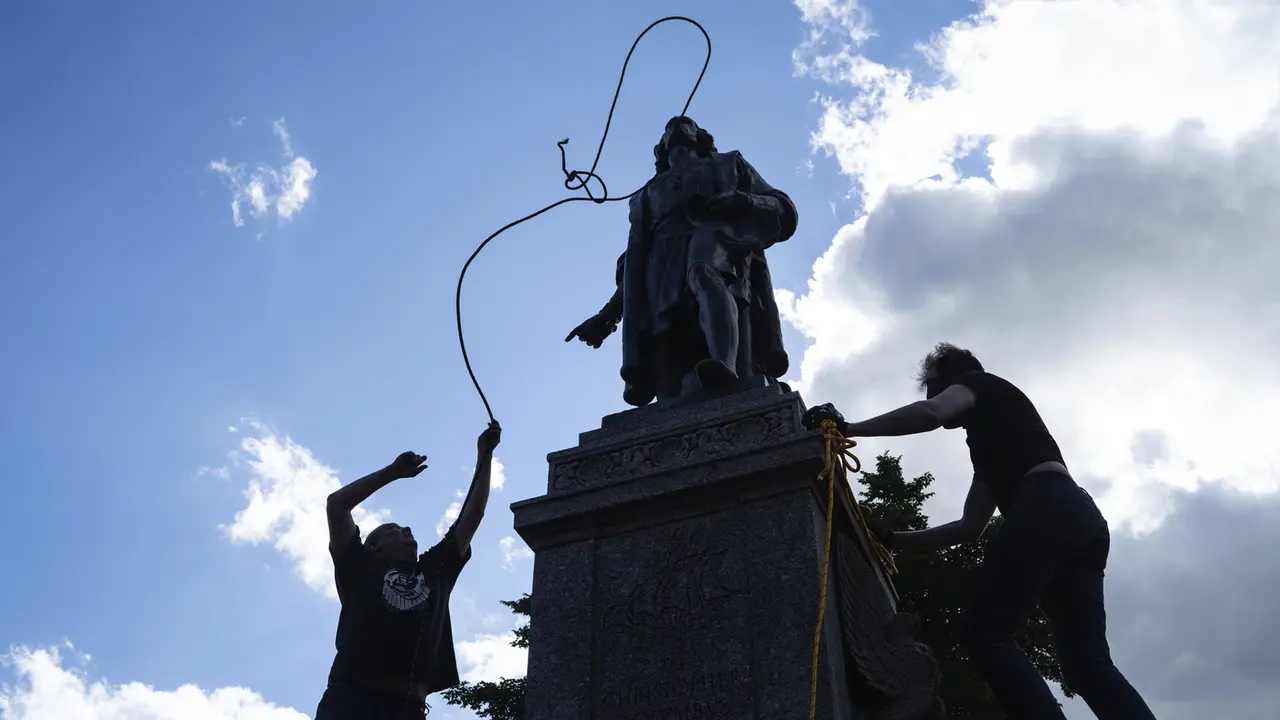 FOTO: Imbas Kematian George Floyd, Patung Christopher Columbus Dirobohkan Massa