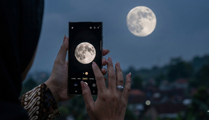 Ilustrasi foto bulan dengan menggunakan smartphone