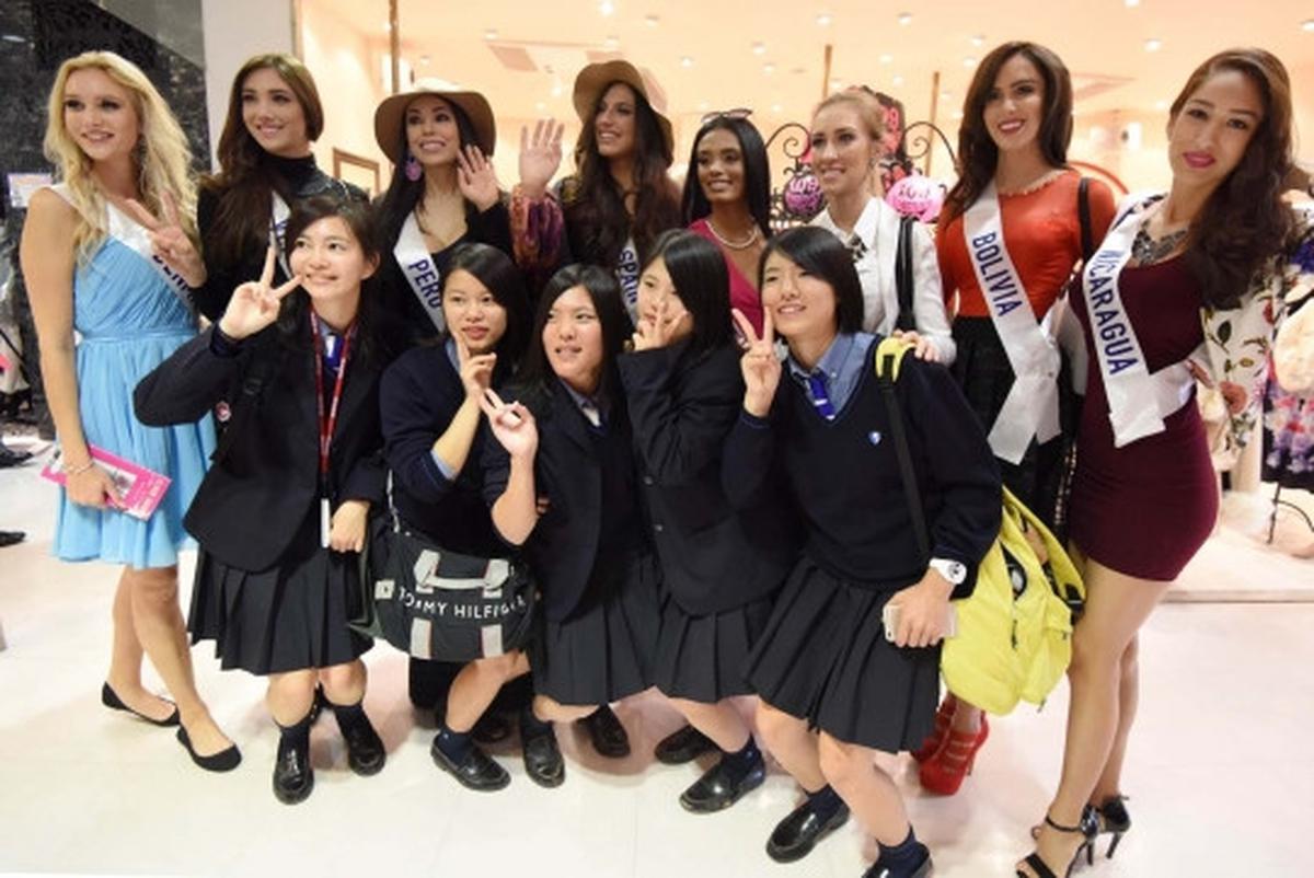 Aksi Chintya Fabiola dan kontestan Miss International keliling Tokyo