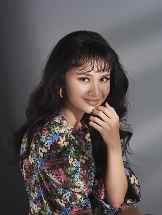 "Baca skenarionya, semua dibaca, dipahami. Terus melakukan workshop sama karakter-karakter yang berkaitan sama skenario, kayak sama Helmi dan Leo. Pokoknya kita sering ngobrol jadi euphorianya dapat dan ketemu ya," ungkap Michelle Ziudith. (Instagram/michelleziu)