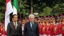 Presiden Jokowi dan Presiden Italia Sergio Mattarela saat melewati barisan upacara penyambutan di Istana Merdeka, Jakarta, (9/11/2015). Presiden Italia membawa serta 30 pengusaha asal Italia dalam kunjungan ini. (Liputan6.com/Faizal Fanani)