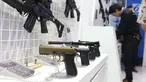 Sejumlah senjata dipajang dalam pameran Indo Security 2017 di JCC, Jakarta, Rabu (12/7). Pameran ini diikuti 670 peserta dari 35 negara yang menampilkan produk dan teknologi mutakhir dari 6 bidang industri. (Liputan6.com/Angga Yuniar)