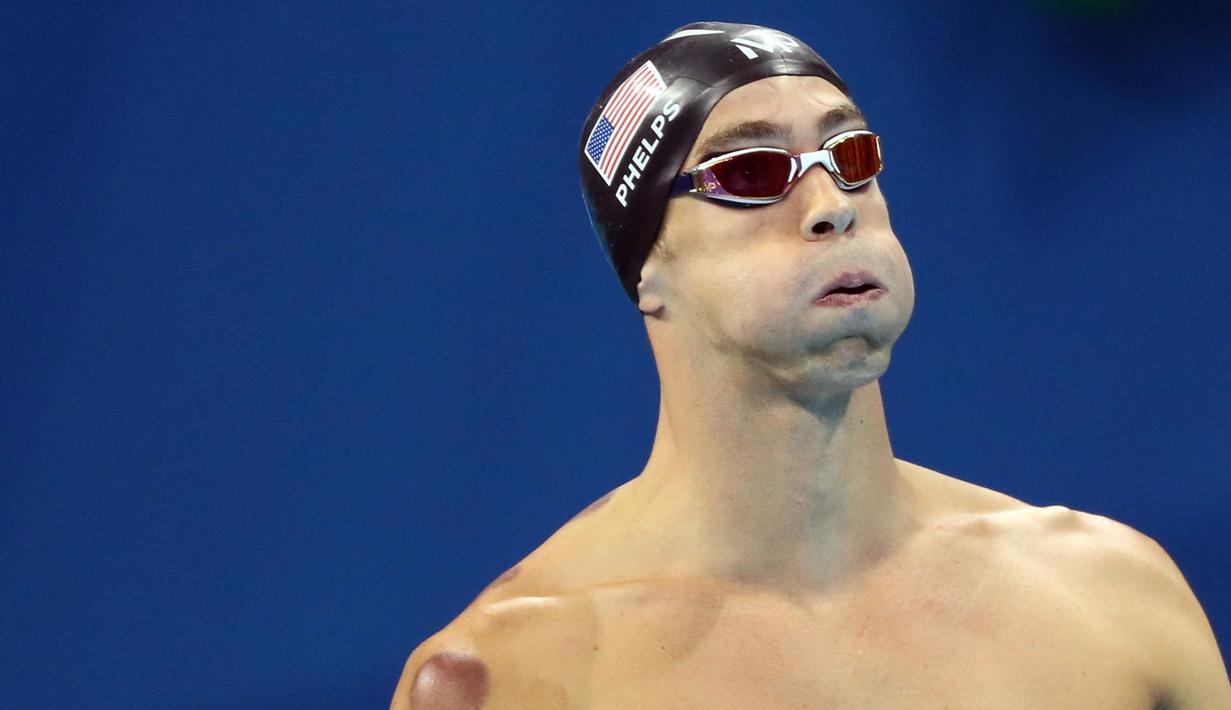 Perenag pria AS, Michael Phelps saat berlaga di kategori estafet gaya bebas 4x100 meter pada Olimpiade Rio de Janeiro 2016 di Olympic Aquatics Stadium, Brasil (7/8). (REUTERS/Stefan Wermuth)