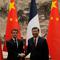 Presiden Prancis Emmanuel Macron dan Presiden China Xi Jinping dalam pertemuan di Beijing, Rabu (6/4/2023). (Dok. AFP)
