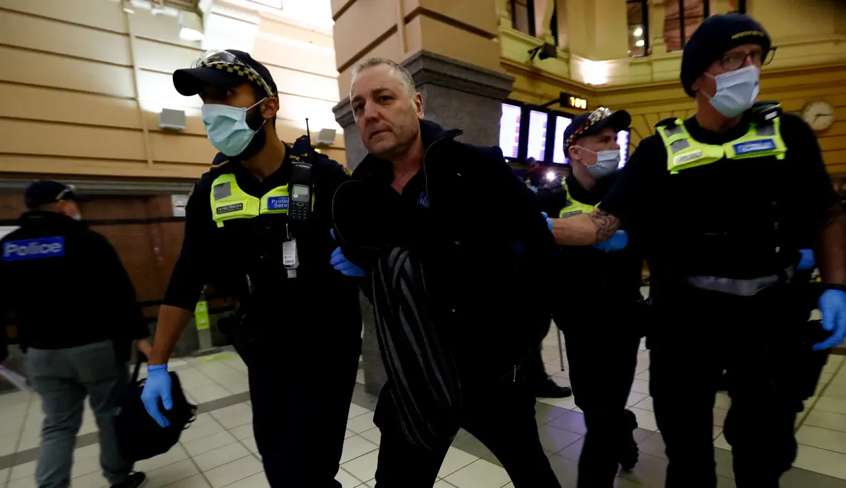 Aparat kepolisian mengamankan seorang pengunjuk rasa yang menentang perpanjangan lockdown di Melbourne, Australia, Kamis (5/8/2021). Penerapan lockdown keenam kalinya di Melbourne ini memicu aksi unjuk rasa oleh warga yang terdampak. (AFP/Con Chroinis)