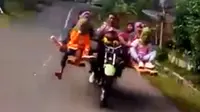 Motor ini mengangkut 9 orang termasuk si pengendara.