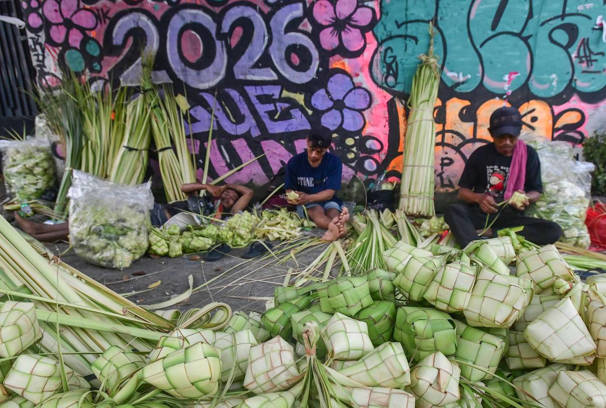 FOTO: Jelang Idul Fitri Pedagang Musiman Pandeglang Raup Rezeki dari Kulit Ketupat