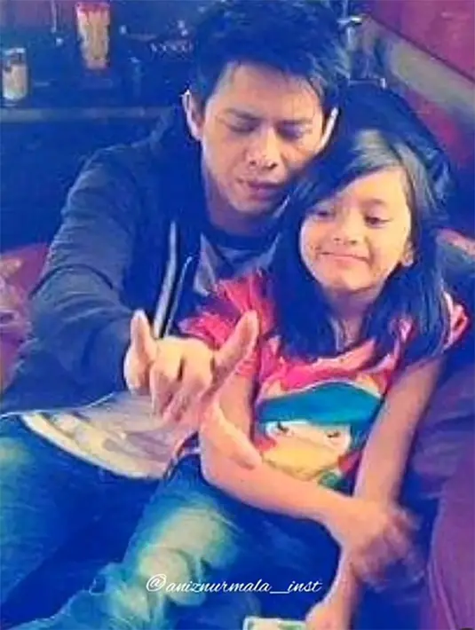 Ayah merupakan cinta pertama bagi anak perempuan, itulah quote yang tepat bagi keduanya. Seperti halnya Alleia dan ayahnya. Perhatian Ariel kepada putrinya membuatnya dijuluki sebagai hot daddy idaman. [Instagram/alleialovers]