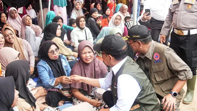 Menteri Koordinator Bidang Pembangunan Manusia dan Kebudayaan (Menko PMK) Pratikno saat hadir meninjau langsung sekaligus melakukan groundbreaking pembangunan hunian sementara (huntara) bagi warga terdampak bencana hidrometeorologi di Kabupaten Padang Par