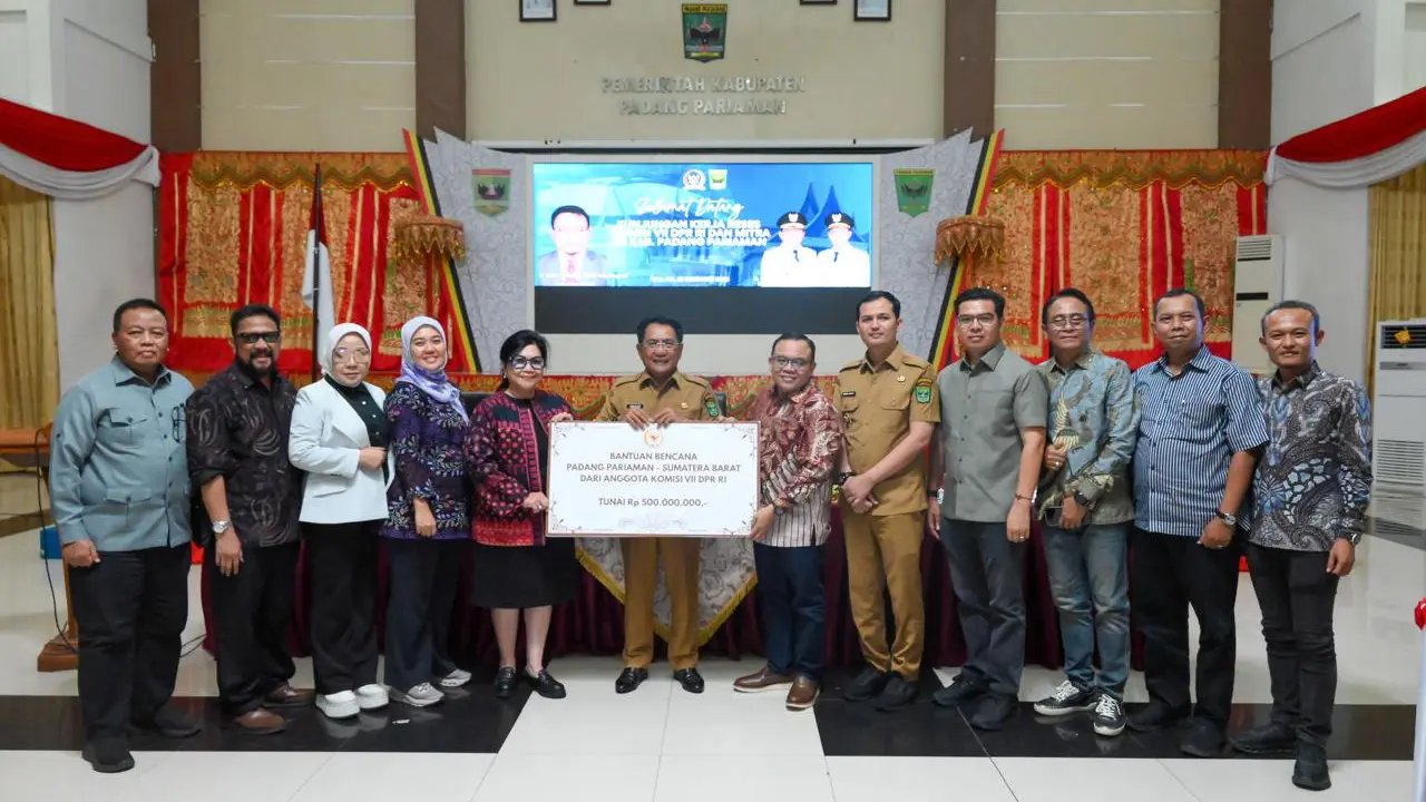 Komisi VII DPR menyalurkan bantuan senilai Rp500 juta untuk pelaku usaha mikro kecil dan menengah (UMKM) yang terdampak bencana di Kabupaten Padang Pariaman, Sumatera Barat. (Istimewa)