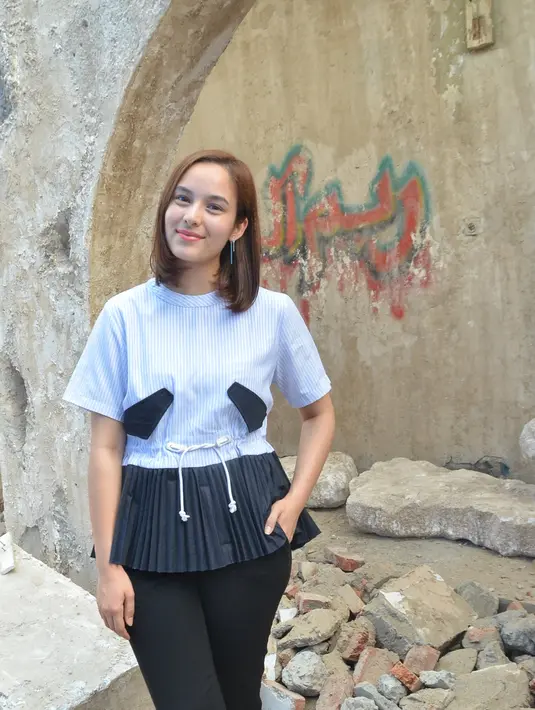 Bagi pemeran film Rudy Habibie itu, karantina merupakan pengalaman luar biasa selama kariernya. Ia banyak belajar memperdalam karakter perannya sebagai Keira. Banyak tantangan dan kerja keras untuk menghidupkan tokoh Keira. (Adrian Putra/Bintang.com)