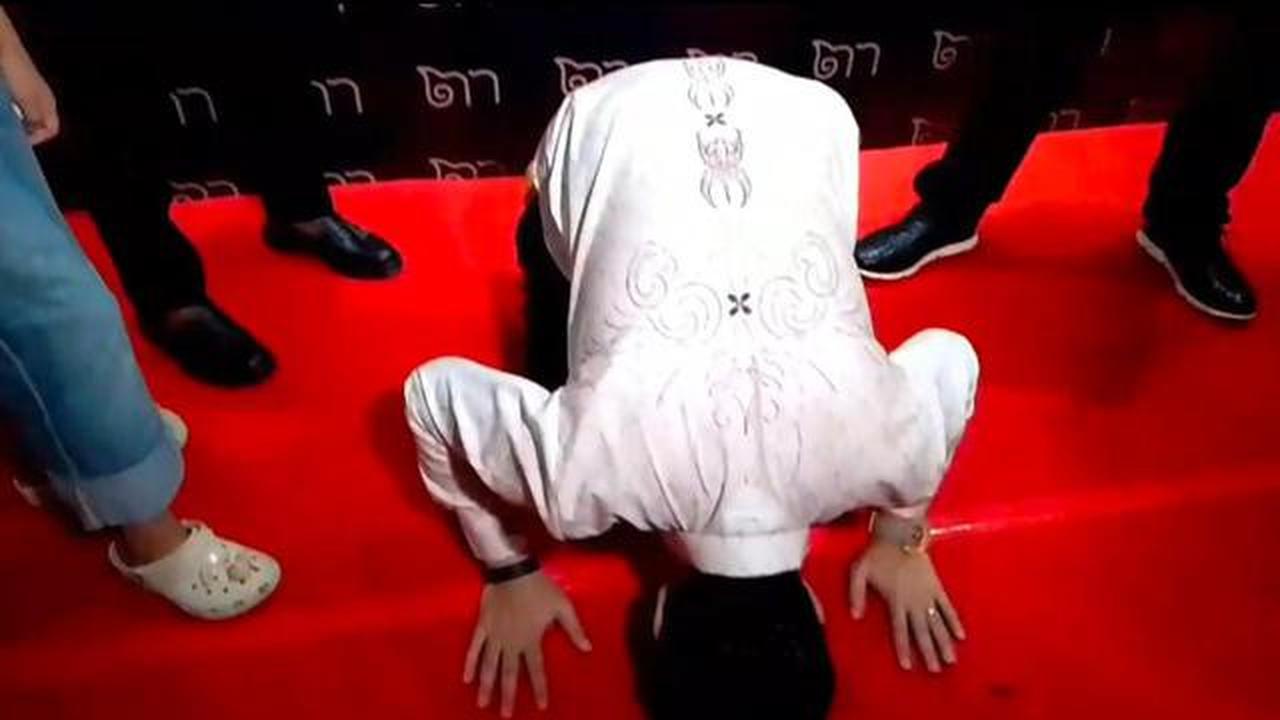 Aldi Taher Sujud Syukur, Dari Jualan Burger Kini Siap Tembus New York Fashion Week
