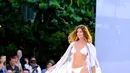 Model mengenakan busana renang berjalan di catwalk selama peragaan busana SWIMMIAMI Hammock 2018 Collection di WET Deck di W South Beach di Miami Beach, Florida (21/7). (Dimitrios Kambouris/Getty Images for SWIMMIAMI/AFP) SWIMMIAMI/AFP)