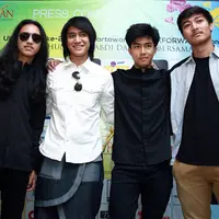 Kevin and The Red Rose (Deki Prayoga/Bintang.com)