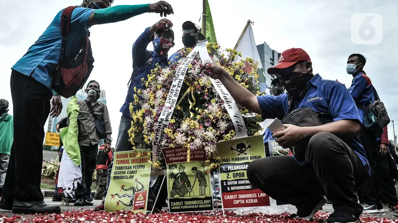 Aksi Ratusan Buruh Tolak UU Cipta Kerja