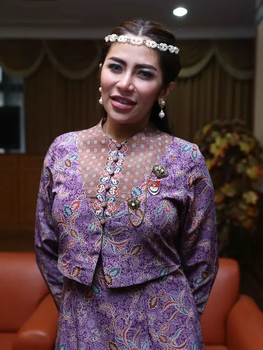 Ditemui di Kementerian Pertahanan RI, Jakarta Pusat, Jumat (18/12/2015), Cinta Penelope mengakui jika memang ada artis yang ‘nyambi’ sebagai PSK meski kondisi itu tidak bisa digeneralisir secara menyeluruh. (Nurwahyunan/Bintang.com)