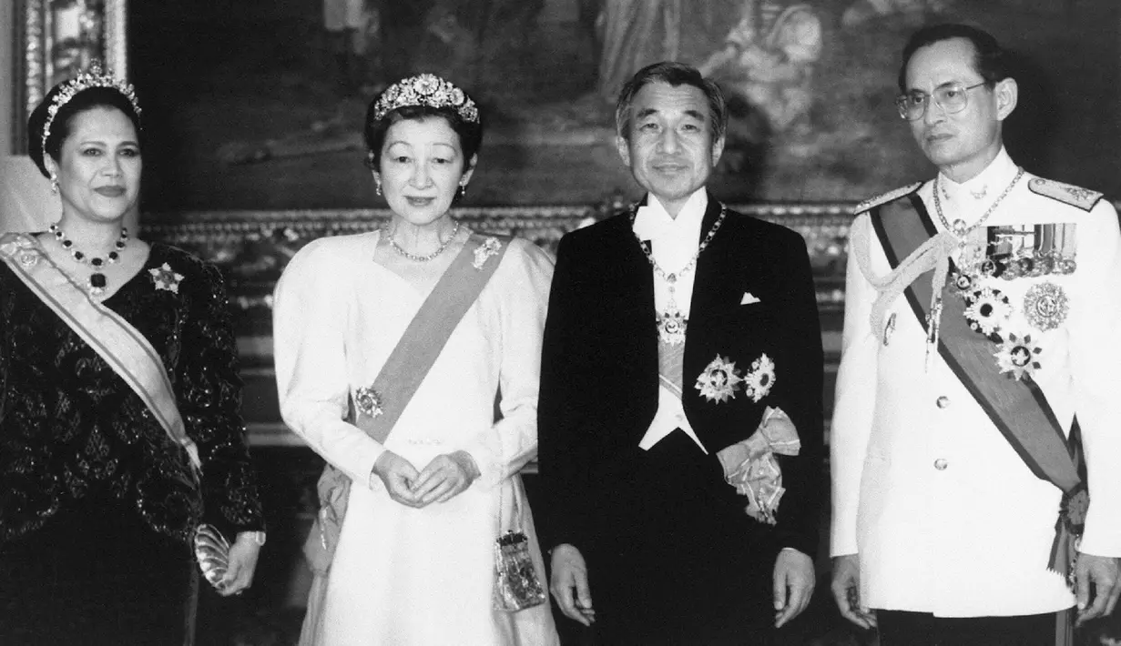 Kaisar Jepang Akihito bersama Permaisuri Michiko saat berkunjung ke Thailand bertemu dengan Raja Thailand Bhumibol Adulyadej dan Ratu Sirikit Kitiyakara di Grand Palace di Bangkok pada 25 September 1991. (AFP PHOTO)