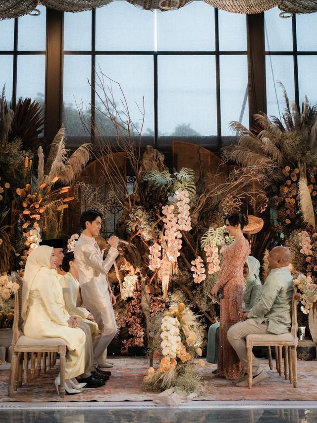 Resmi lamaran, intip 6 potret pertunangan Syifa Hadju dan El Rumi yang elegan dan hangat