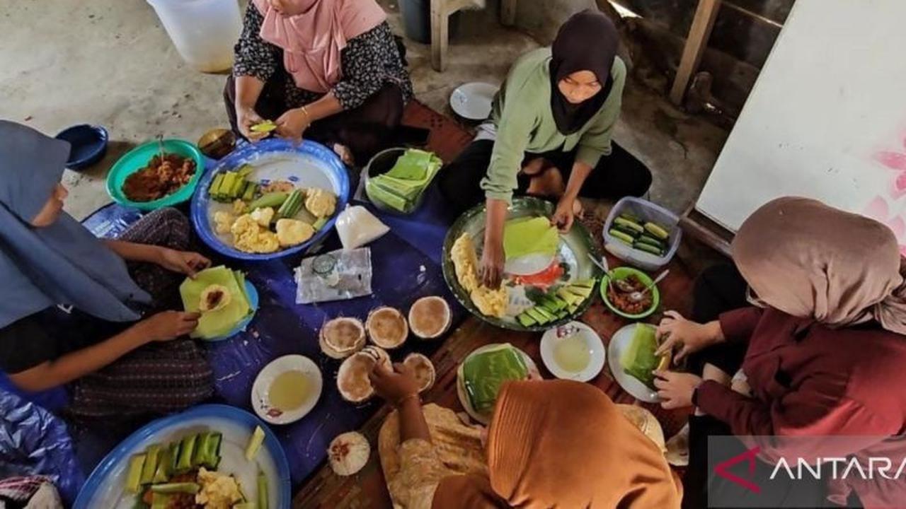 Penyintas Banjir Aceh Timur Rawat Kebersamaan Lewat Tradisi Kue Lebaran